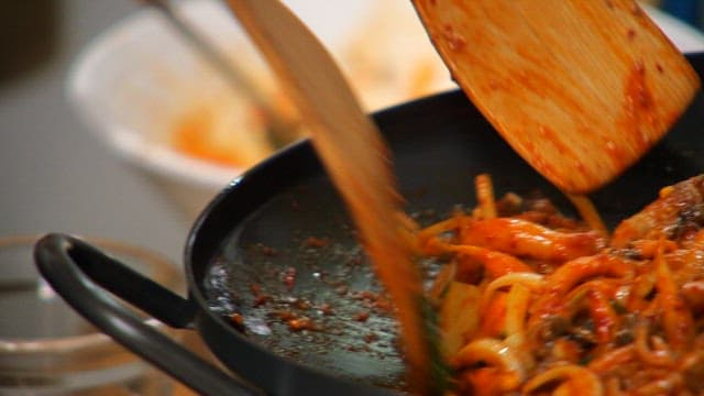 프라이팬 위 느타리버섯이 들어간 돼지두루치기