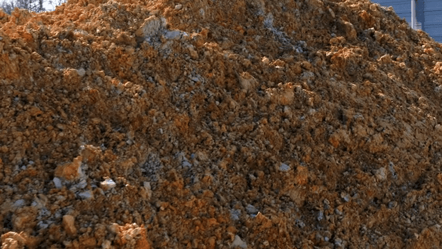 야외에 쌓인 대형 흙더미