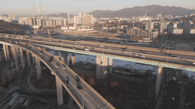 도시의 번화한 고속도로