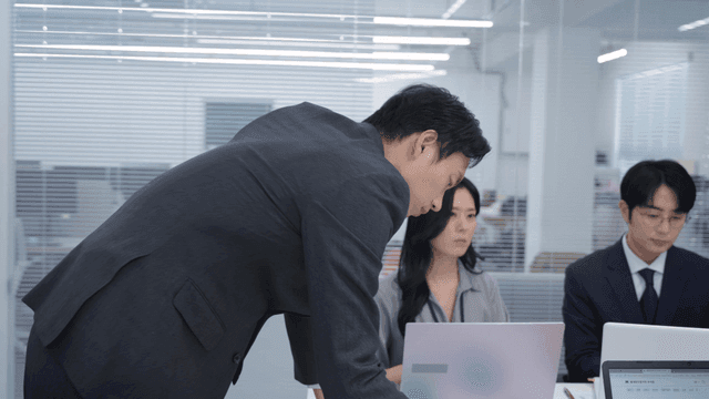 집중적인 토론이 있는 사무실 회의