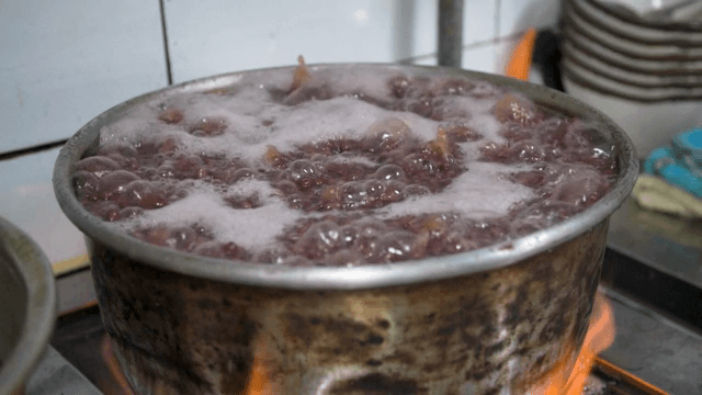스토브 위 냄비에서 끓는 팥