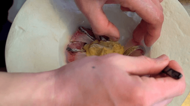 셰프가 생선과 퓌레로 준비하는 요리