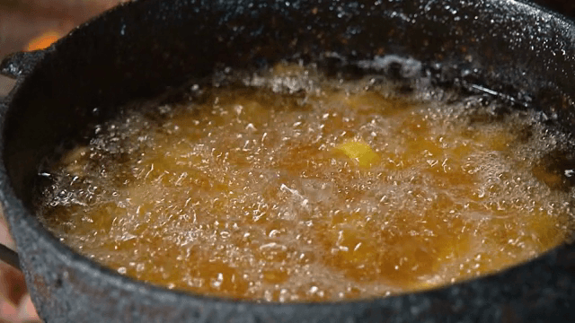 기름에 튀겨지는 플라타노 조각