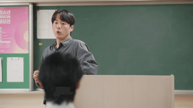 교실에서 강의하는 선생님