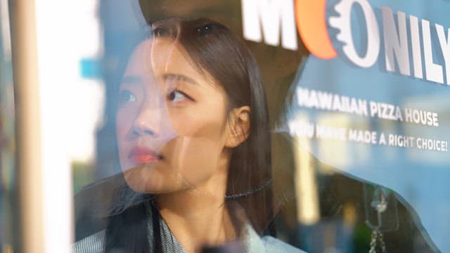 유리문을 사이에 두고 서있는 커플