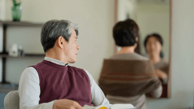 실내에서 책을 읽는 노인