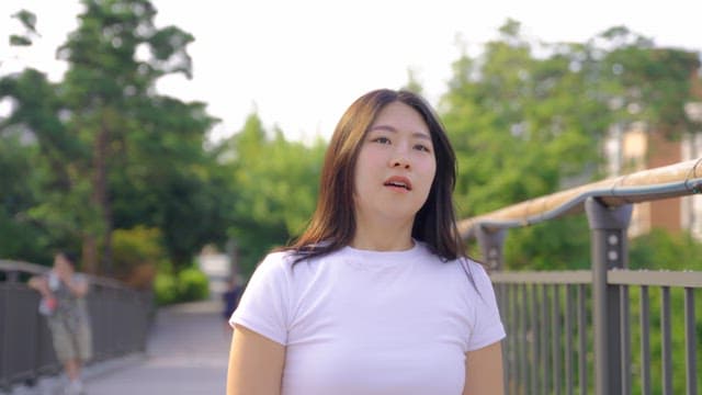 다리 위를 걷는 여성