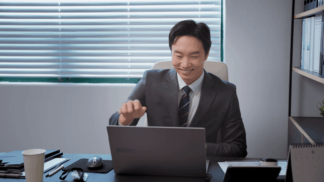 사무실에서 일을 마친 후 퇴근하는 사업가