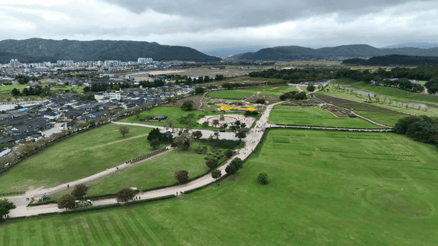 View of historical park and Cheomseongdae observatory