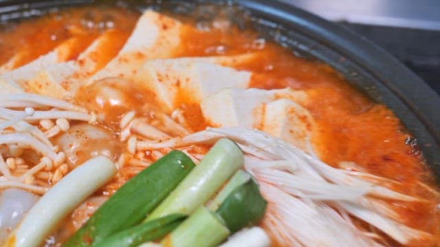 신선한 재료로 만든 한국식 두부 찌개