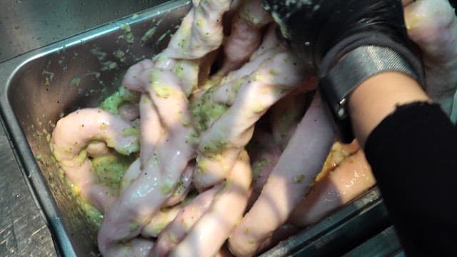 주방에서 금속 용기에 곱창 양념하기