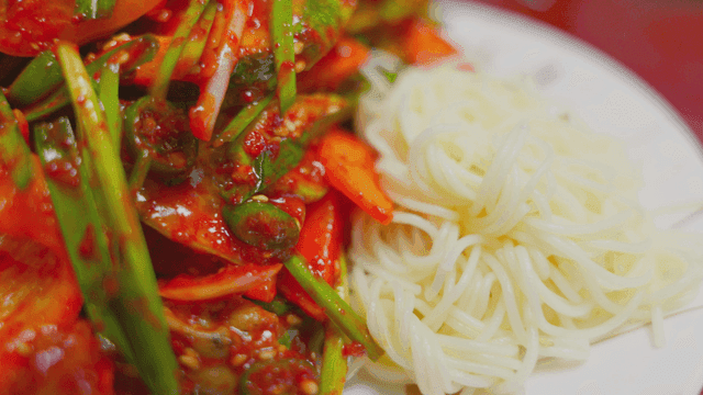 매콤한 골뱅이 무침과 소면 한 접시