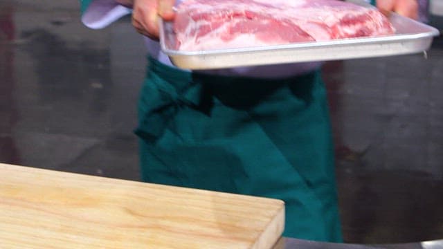 쟁반 위에 있는 통삼겹살