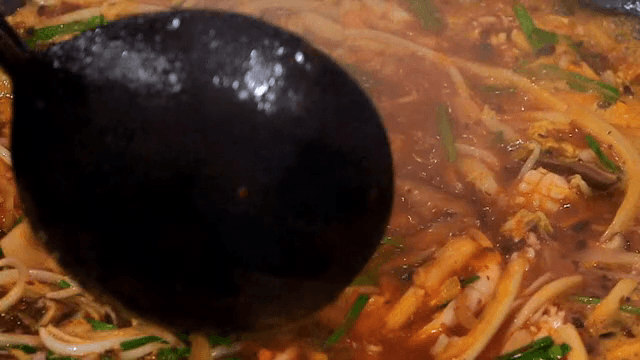 야채와 함께 끓는 짬뽕