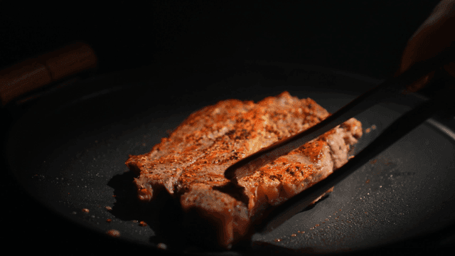 뜨거운 팬에서 지글거리는 스테이크
