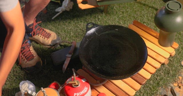 캠핑 여행 중 밤에 요리하는 채소 부침개