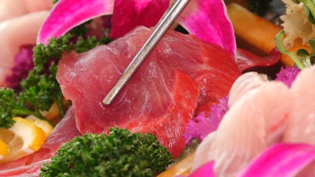 젓가락으로 집어든 방어회