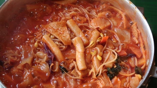 냄비에 담긴 라볶이 클로즈업