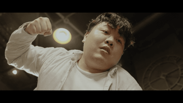 주먹질하는 화난 남자