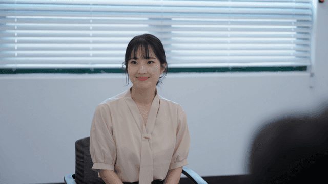 면접을 보는 여성