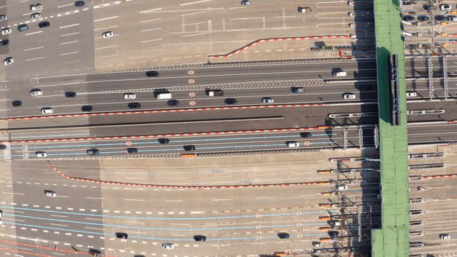 다차선의 혼잡한 고속도로