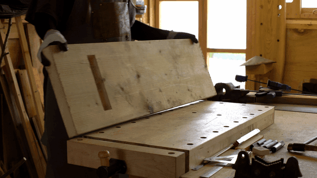 아늑한 작업실에서 목공 작업