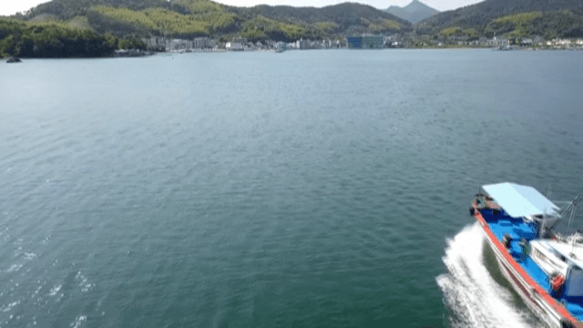 고요한 바다를 항해하는 배