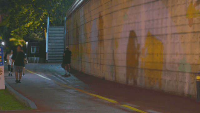 밤 러닝과 산책을 즐기는 사람들