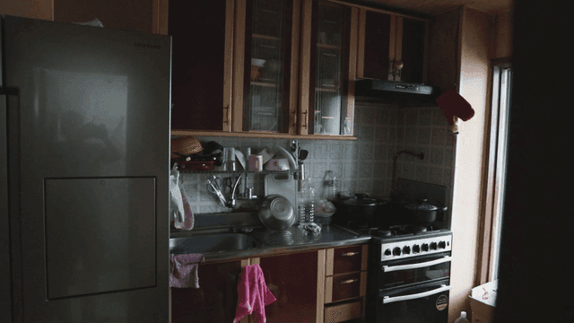 다양한 조리 도구가 있는 아늑한 주방