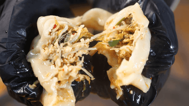 Hand-opening dumpling hot pot