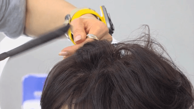 컬링 아이언으로 머리 스타일링