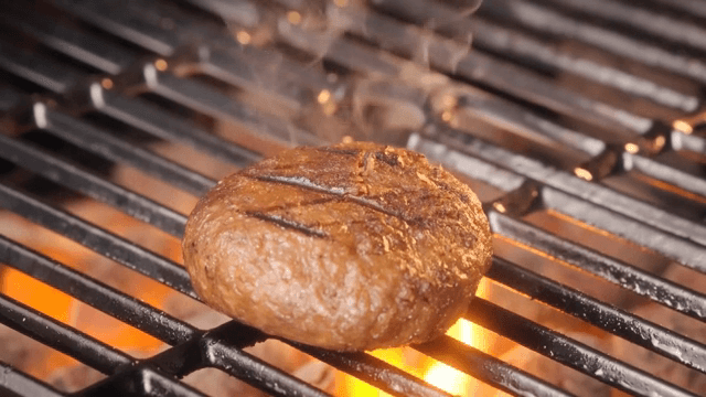 불 위에서 버거 패티 굽기