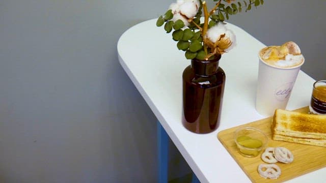 토스트와 커피가 준비된 따뜻한 아침 식사