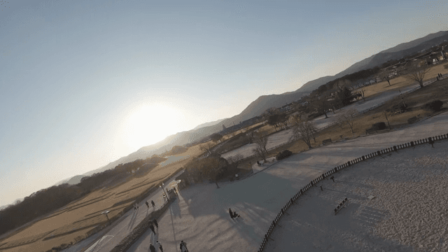 넓은 공원에 있는 고대 석조 천문대