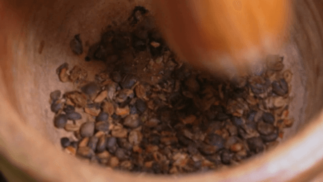 절구에서 커피콩을 갈기