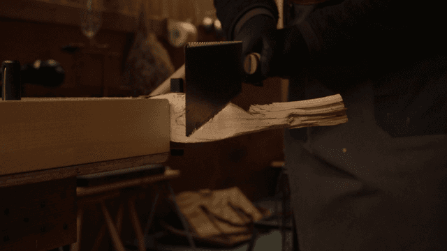 아늑한 작업실에서 톱으로 나무 조각내는 목공예가