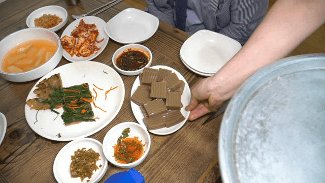 테이블에 서빙되는 도토리묵