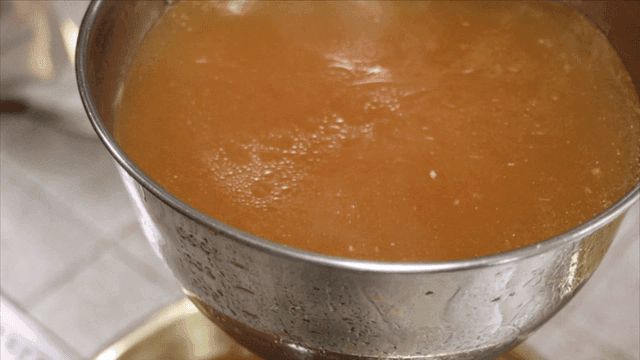 상황버섯 닭 육수를 퍼내는 국자