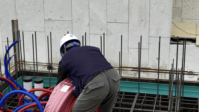 건설 현장에서 케이블을 다루는 작업자들