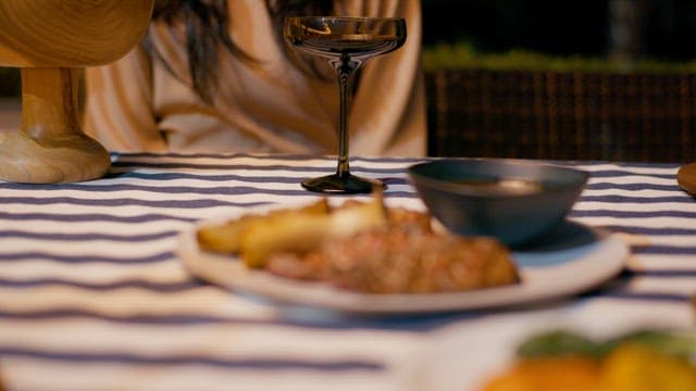 저녁시간 야외에서의 아늑한 식사