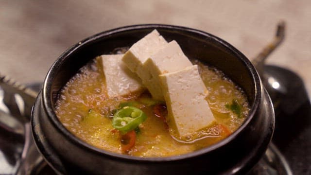 뚝배기에 담겨 보글보글 끓는 된장찌개