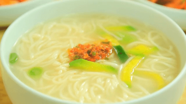 애호박과 김치가 올라간 안동국시 한 그릇