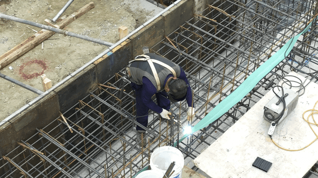 철근을 용접하는 건설 작업자