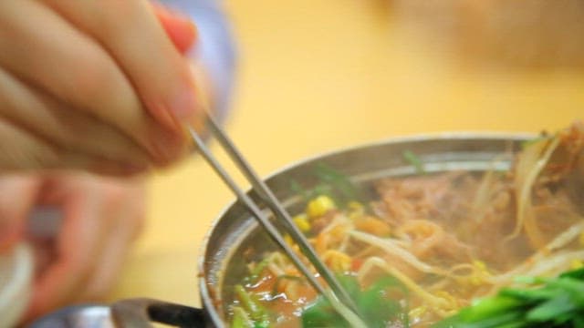 감자탕에 있는 부추를 가져가는 젓가락