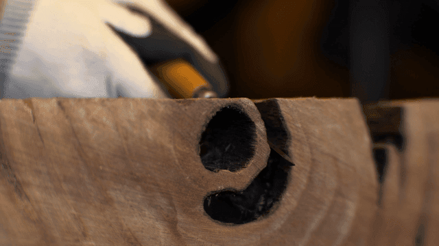 구멍이 있는 나무 조각품 표면의 클로즈업