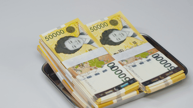 Stacks of Korean won bills on a tray
