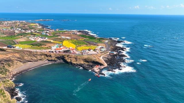 바다 전망의 해안 마을