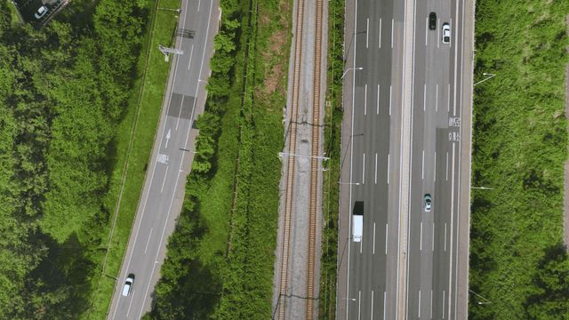 녹지로 둘러싸인 고속도로와 철도