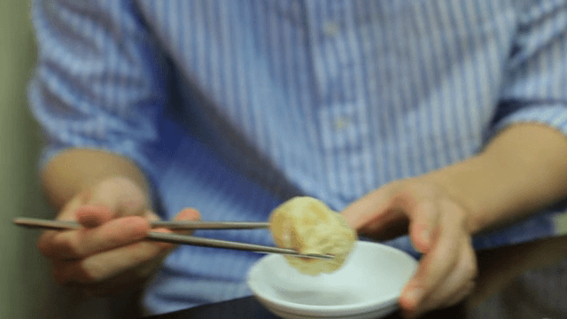 흰 접시에 담긴 찐만두