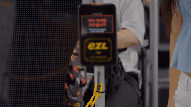 버스 카드 리더기에 카드를 대는 사람